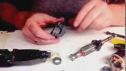 Снятие (замена) застрявших щеток на инструменте Dremel 300