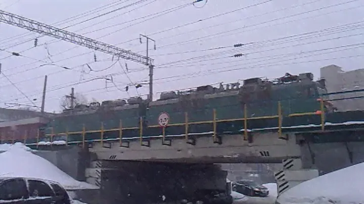 25.02.2012. ('ЭСка'-'зёленка' c 'валютником' по 'Мосту глупости'). 'ВЛ80С-1991' с контейнерным.